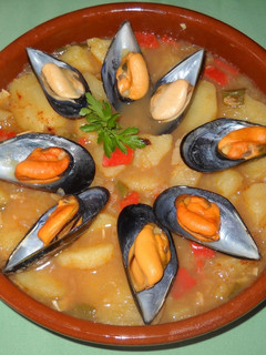 Una foto de Mejillones con patatas guisadas