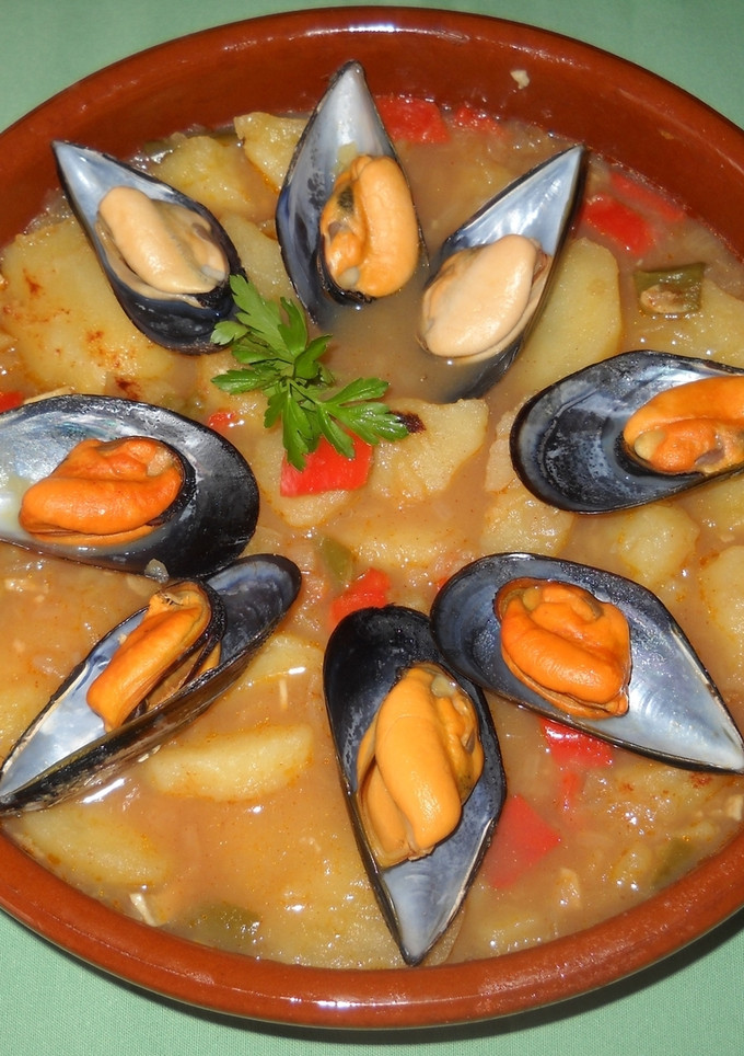 Una foto de Mejillones con patatas guisadas