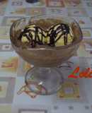 Copa de turrón con helado de vainilla y sirope de chocolate