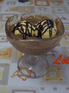 Una foto de Copa de turrón con helado de vainilla y sirope de chocolate