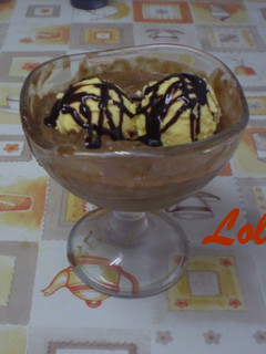 Una foto de Copa de turrón con helado de vainilla y sirope de chocolate