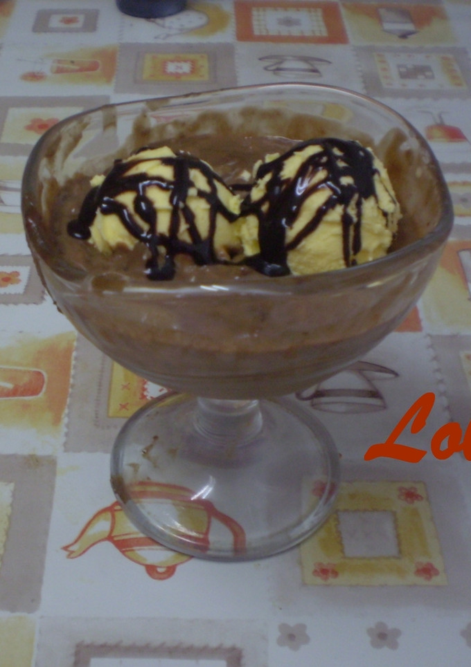 Una foto de Copa de turrón con helado de vainilla y sirope de chocolate