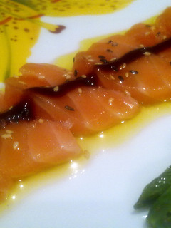 Una foto de Sashimi andaluz de salmón