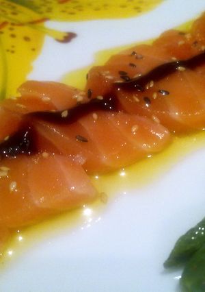 Una foto de Sashimi andaluz de salmón