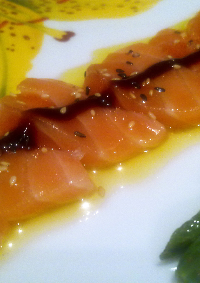 Una foto de Sashimi andaluz de salmón