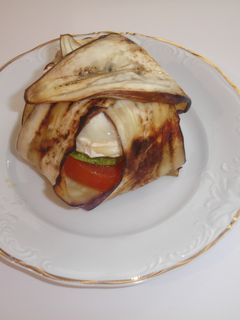 Una foto de Hatillo de berenjenas rellenas de hortalizas y queso de cabra