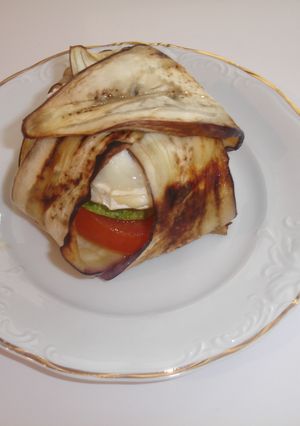 Una foto de Hatillo de berenjenas rellenas de hortalizas y queso de cabra