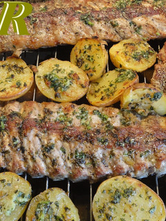 Una foto de Costilla de cerdo al horno con patatas del caliu