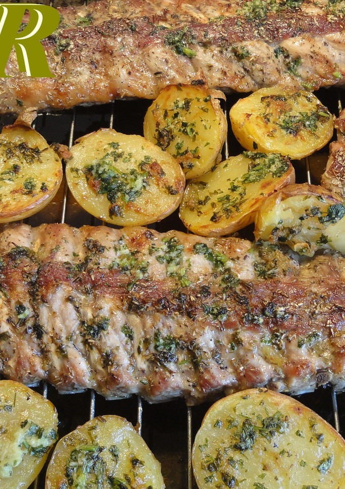 Una foto de Costilla de cerdo al horno con patatas del caliu