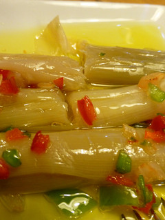 Una foto de Puerros con vinagreta de verduras
