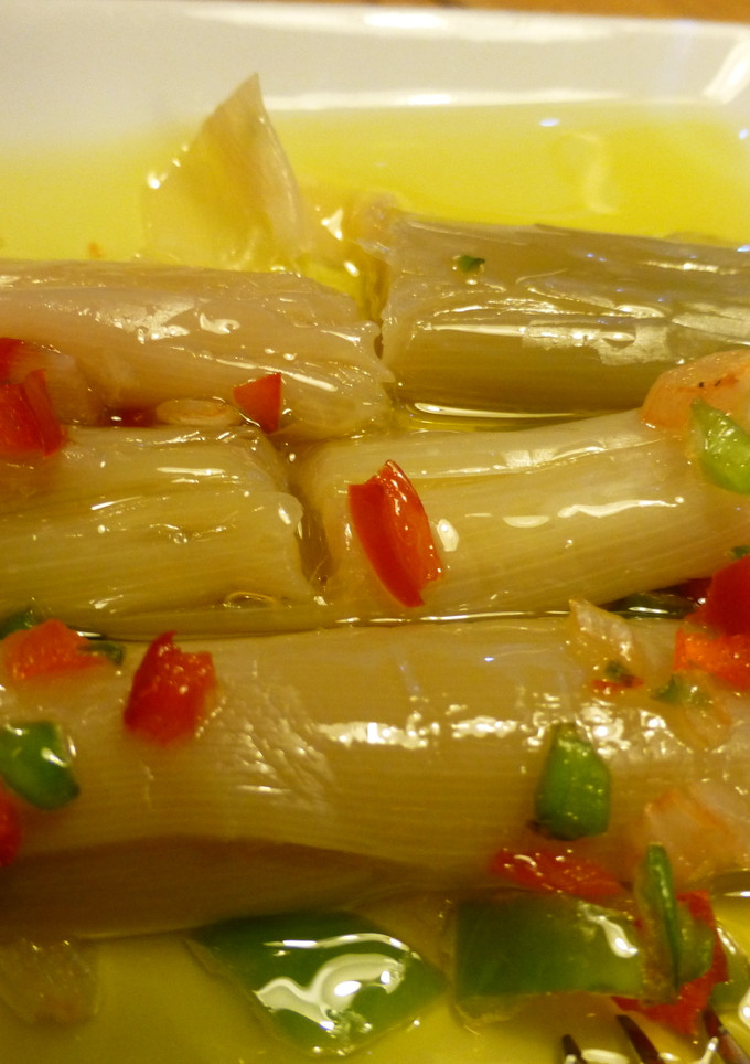 Una foto de Puerros con vinagreta de verduras