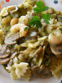 Una foto de Mini pajaritas con pesto de calabacín