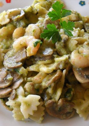 Una foto de Mini pajaritas con pesto de calabacín