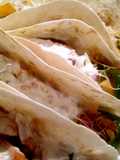 Tacos de pollo y verduras con salsa de yogur crujiente
