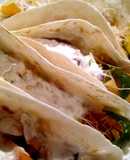 Tacos de pollo y verduras con salsa de yogur crujiente