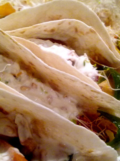 Una foto de Tacos de pollo y verduras con salsa de yogur crujiente