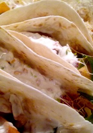 Una foto de Tacos de pollo y verduras con salsa de yogur crujiente