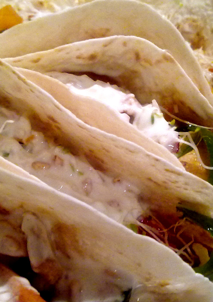 Una foto de Tacos de pollo y verduras con salsa de yogur crujiente