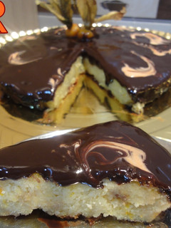 Una foto de Tarta de almendra a la naranja con ganache de chocolate