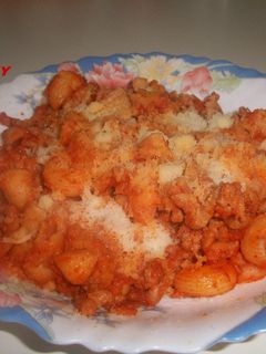 Una foto de Tiburones, con carne picada, paté y tomate al Grana Padano