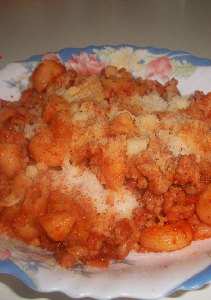 Una foto de Tiburones, con carne picada, paté y tomate al Grana Padano