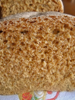 Una foto de Pan de molde integral con romero y carne de pimiento choricero
