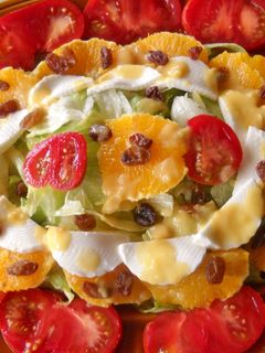 Una foto de Ensalada de tomates raf con salsa de mostaza y mermelada