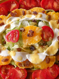 Una foto de Ensalada de tomates raf con salsa de mostaza y mermelada