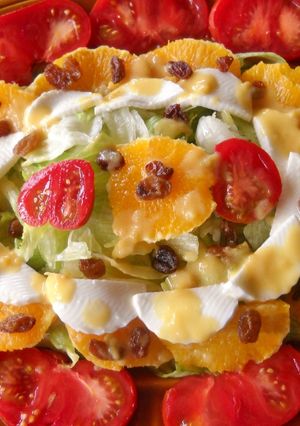 Una foto de Ensalada de tomates raf con salsa de mostaza y mermelada