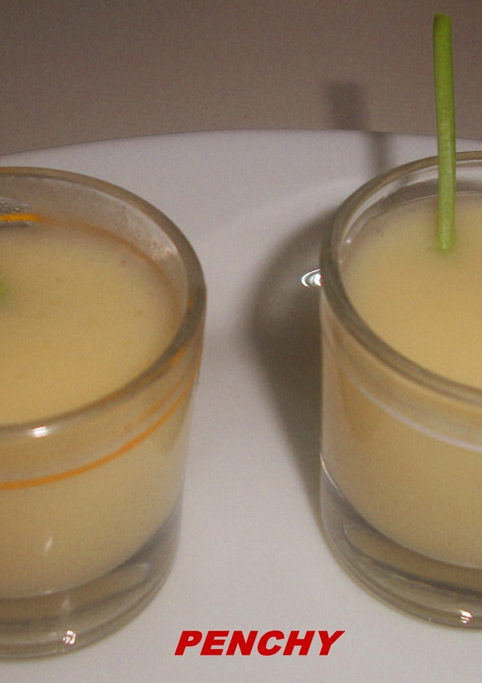 Una foto de Chupitos de crema de calabacín al parmesano