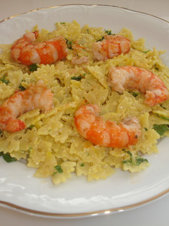 Una foto de Pasta de lacitos con gambas y crema de azafrán