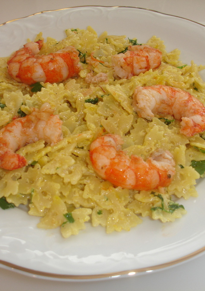 Una foto de Pasta de lacitos con gambas y crema de azafrán