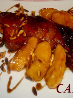 Una foto de Pato asado con piñones y manzanas caramelizados