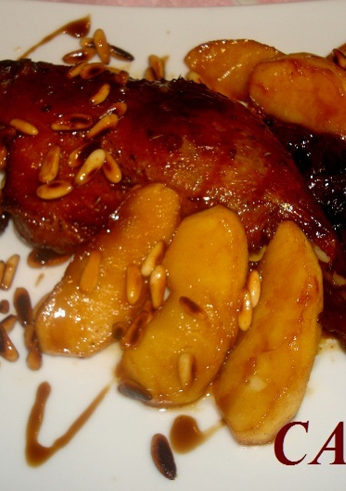 Una foto de Pato asado con piñones y manzanas caramelizados
