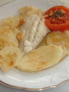 Una foto de Merluza y verduras al horno