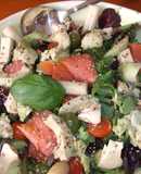 Ensalada de trucha ahumada con queso y uvas