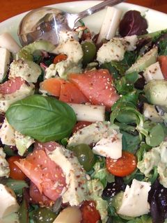 Una foto de Ensalada de trucha ahumada con queso y uvas