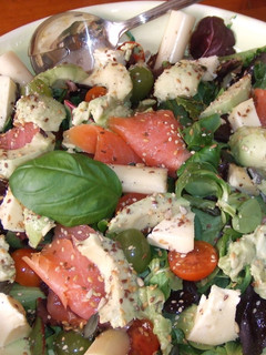 Una foto de Ensalada de trucha ahumada con queso y uvas
