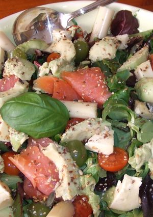 Una foto de Ensalada de trucha ahumada con queso y uvas