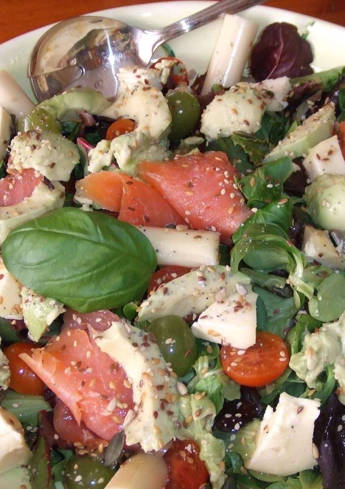 Una foto de Ensalada de trucha ahumada con queso y uvas