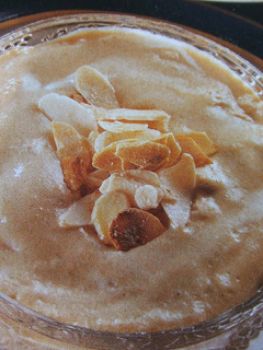 Una foto de Crema dulce de pan con almendras