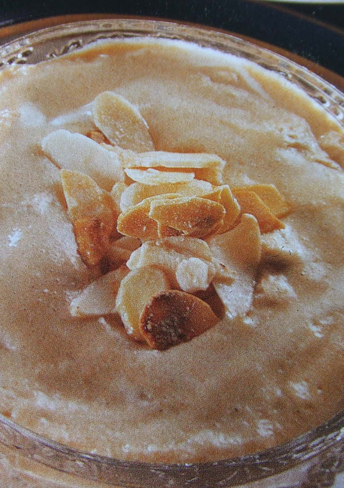 Una foto de Crema dulce de pan con almendras