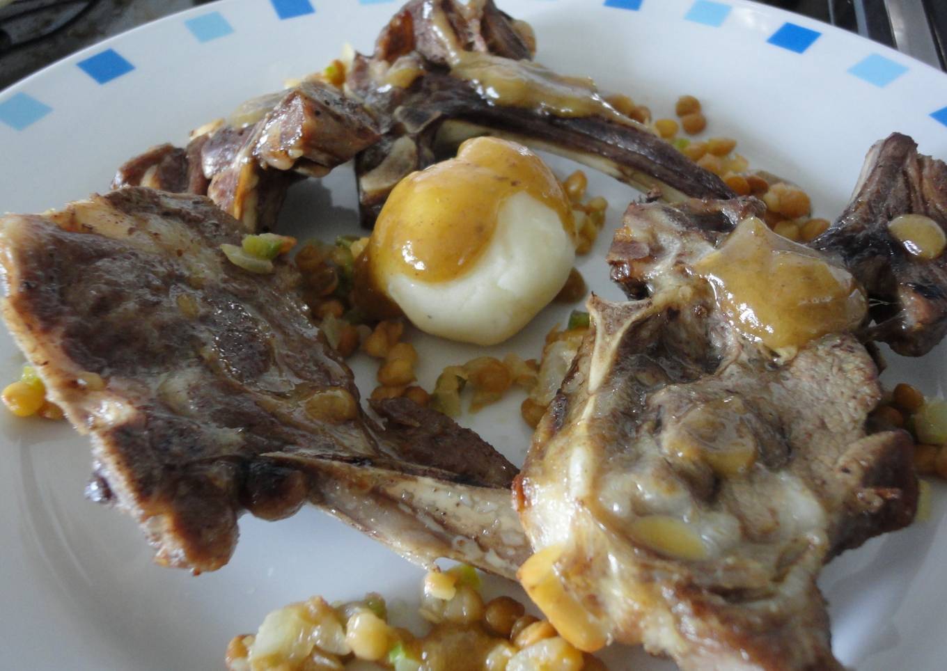 Chuletas de cordero con vinagreta de lentejas<br />