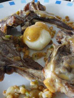 Una foto de Chuletas de cordero con vinagreta de lentejas