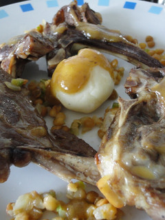 Una foto de Chuletas de cordero con vinagreta de lentejas