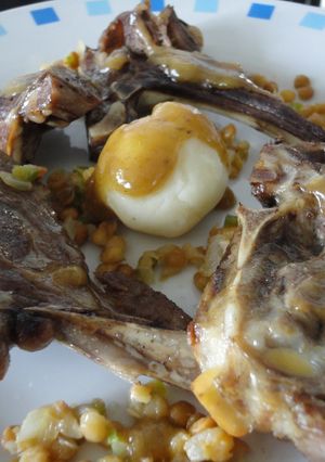 Una foto de Chuletas de cordero con vinagreta de lentejas