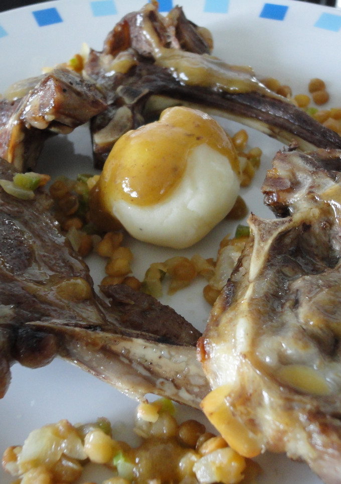 Una foto de Chuletas de cordero con vinagreta de lentejas