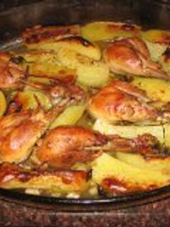 Una foto de Asado de muslos de pollo y patatas doradito