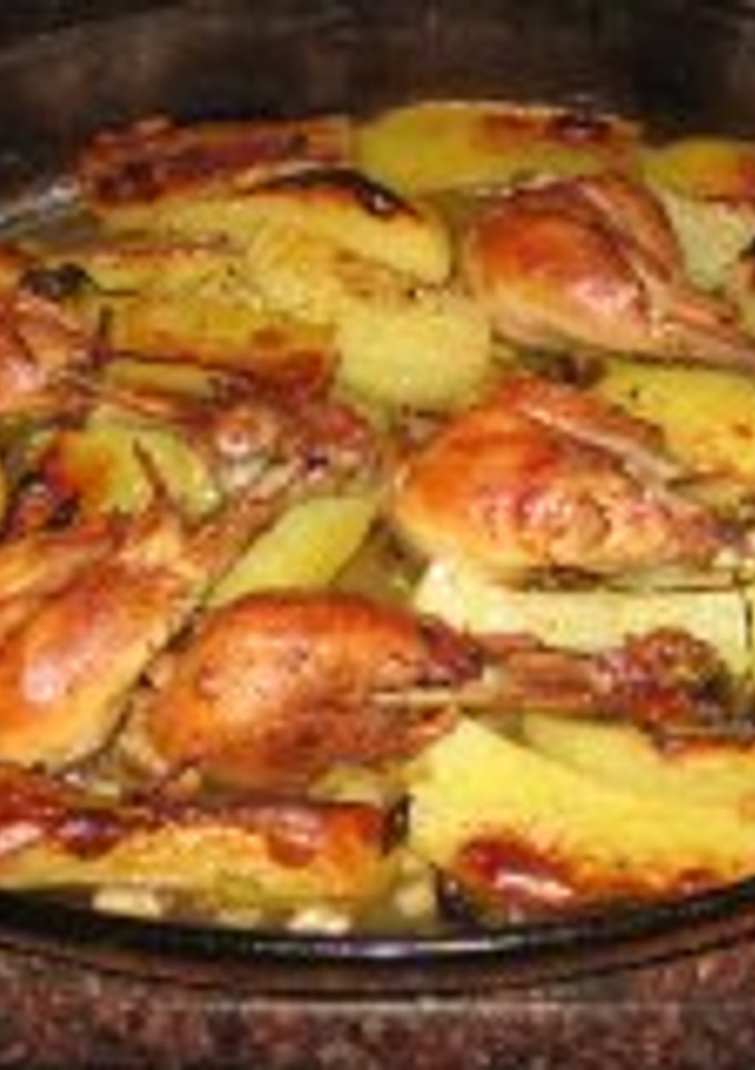 Una foto de Asado de muslos de pollo y patatas doradito