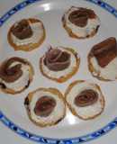 Minitostas de arándanos con camembert y anchoas de Santoña